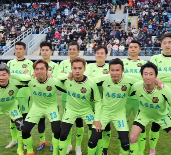 嘲身材走样神似齐秦现身球场献唱开元ky棋牌75岁谭咏麟踢球被(图2)