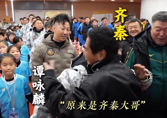 嘲身材走样神似齐秦现身球场献唱开元ky棋牌75岁谭咏麟踢球被(图8)