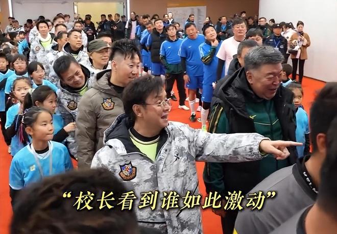 嘲身材走样神似齐秦现身球场献唱开元ky棋牌75岁谭咏麟踢球被(图4)