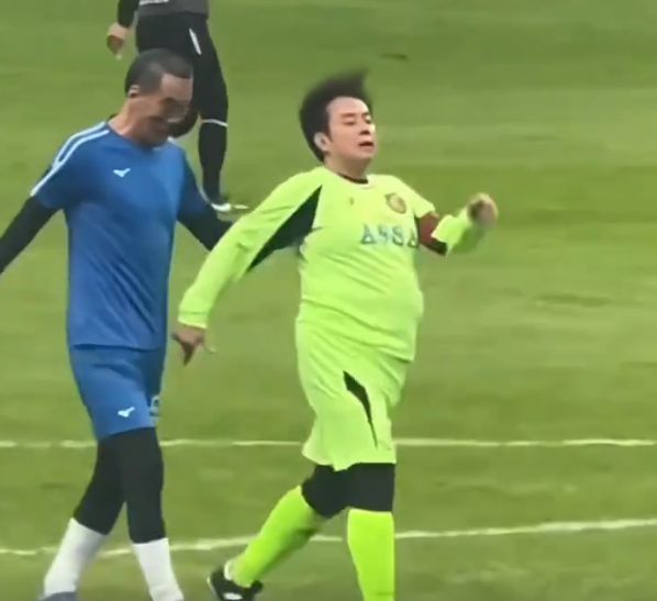 嘲身材走样神似齐秦现身球场献唱开元ky棋牌75岁谭咏麟踢球被(图5)