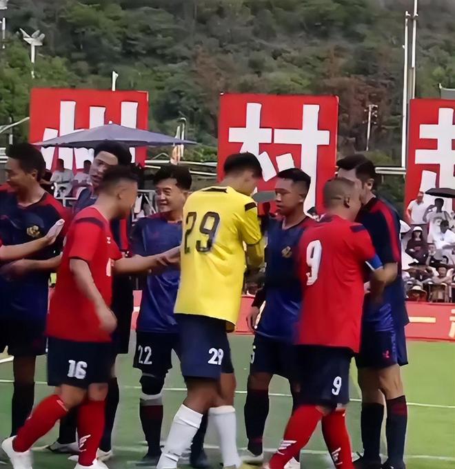 嘲身材走样神似齐秦现身球场献唱开元ky棋牌75岁谭咏麟踢球被(图3)